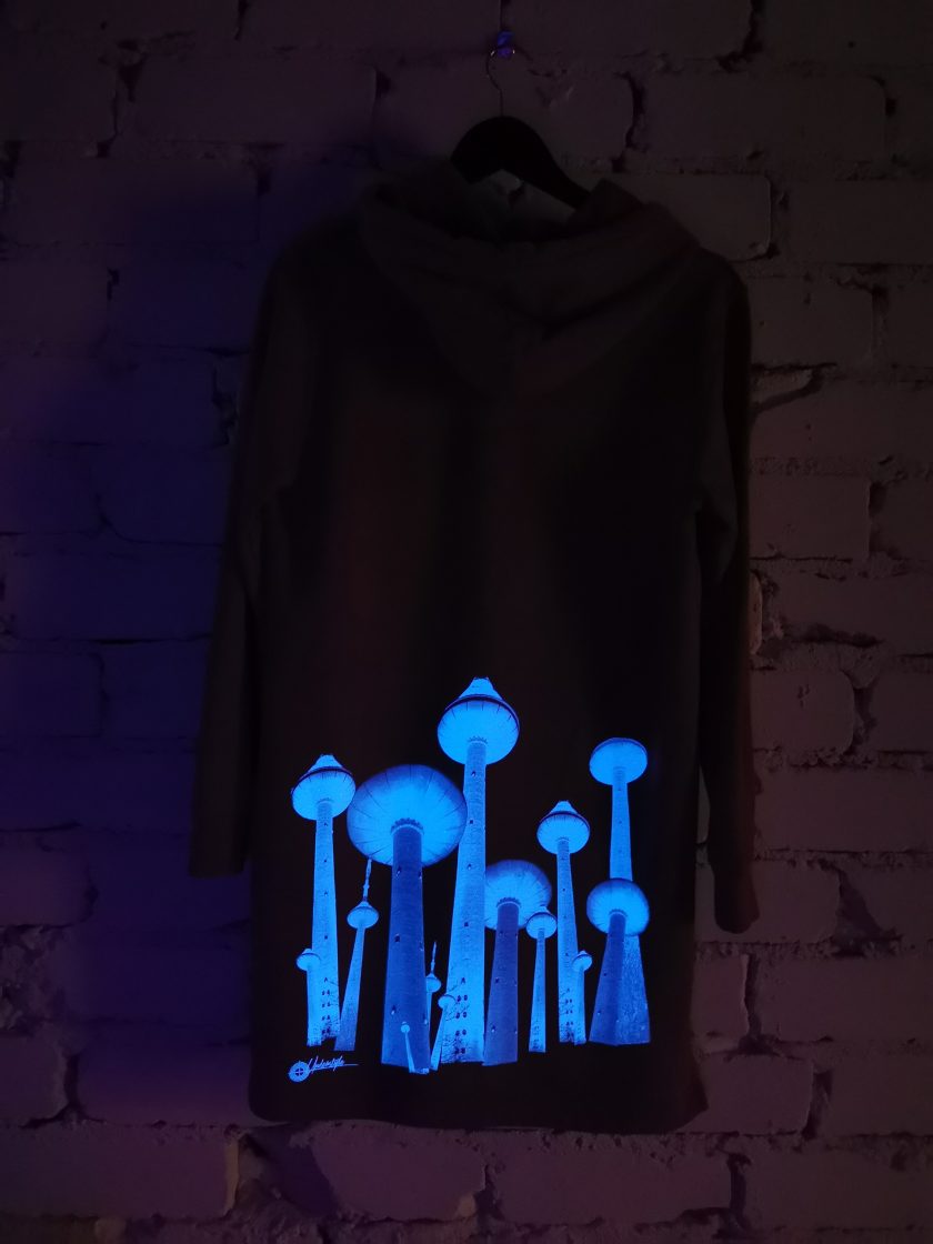 Long fit džemperis su spauda , šviečia prie UV lempų